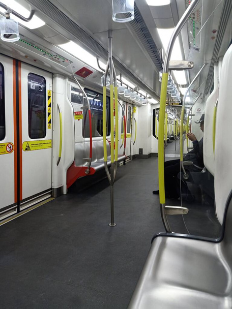 Dans le train MRT à l'air vide avec un gars jouant seul un téléphone à main
 - Photo, image