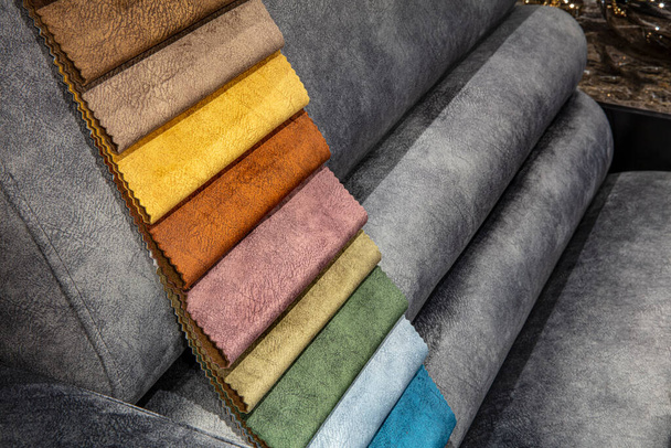 Een bankkleurkaart. Verstelbare sofa stof effen kleur grafiek. Verschillende weefselmonster, stof doek van verschillende kleur - Foto, afbeelding