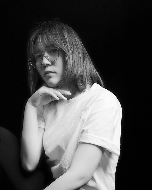 Retrato emocional dramático de una chica asiática en el estudio, Foto en blanco y negro
. - Foto, imagen