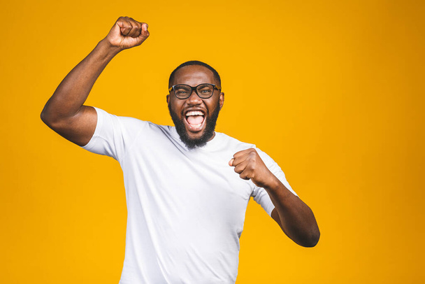 Porträt eines aufgeregten jungen Afroamerikaners, der schockiert und erstaunt schreit. Überraschter Mann sieht beeindruckt aus, kann sein eigenes Glück und seinen Erfolg nicht fassen - Foto, Bild
