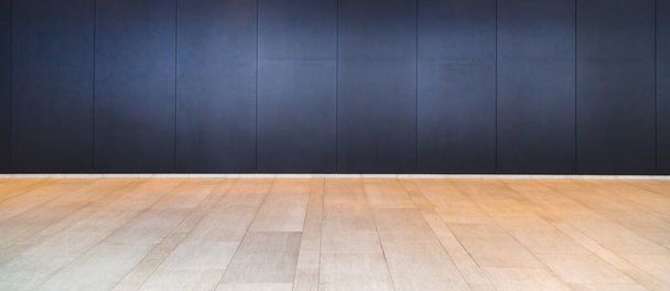 piso de madeira e parede preta fundo interior - Foto, Imagem