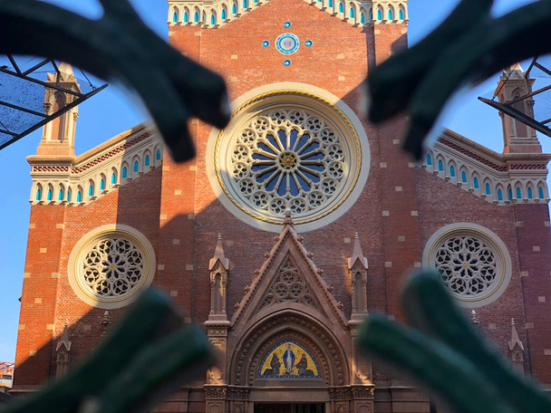 S. Antonio di Padova római katolikus temploma a stiklal Avenue mentén, történelmi Beyolu (Pera) kerület, Isztambul, Törökország. - Fotó, kép
