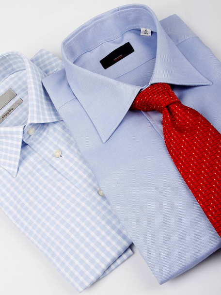 Skład z niebieską koszulą i czerwonym krawatem. - Zdjęcie, obraz