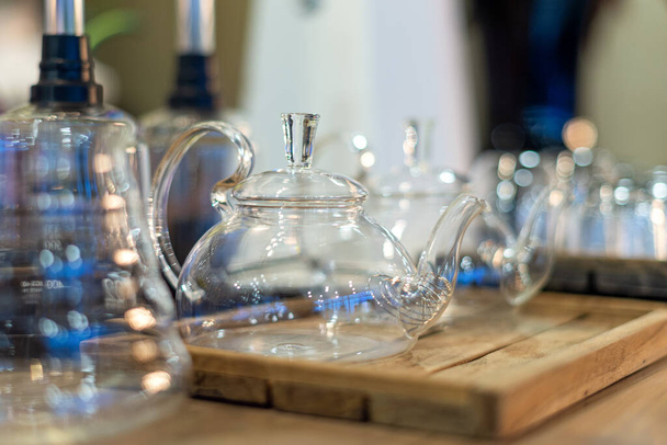 Taza y hervidor de agua set de café en la mesa
 - Foto, Imagen
