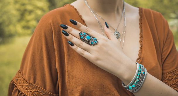 Boho zilveren ringen en andere accessoires. Vrouwen Boheemse modieuze details - Foto, afbeelding