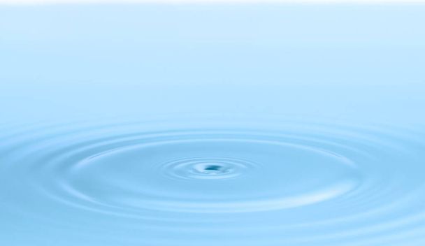 Ondulation du cercle d'eau, eau bleu clair, gros plan
 - Photo, image