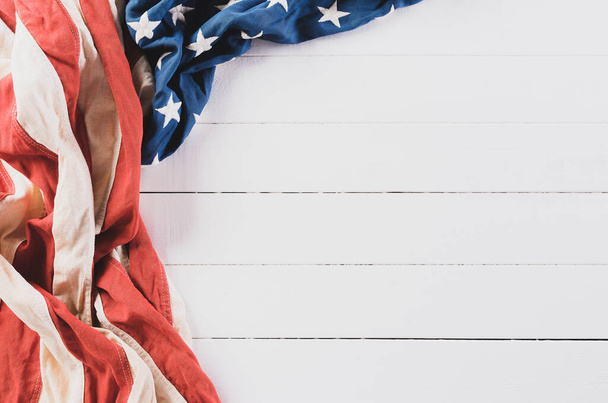 Drapeaux américains sur fond de bois blanc. Pose plate avec espace de copie, Fête de l'indépendance heureuse, 4 juillet
. - Photo, image