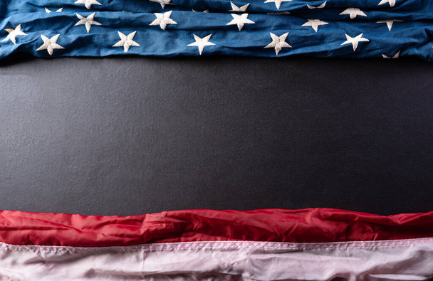 С Днем Независимости. Американские флаги на черном фоне. 4 июля. - Фото, изображение