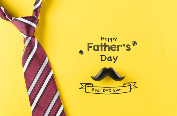 Χαρούμενη Ημέρα του Πατέρα επιγραφή με καρό γραβάτα και μουστάκι σε παστέλ κίτρινο φόντο με κείμενο. - Φωτογραφία, εικόνα
