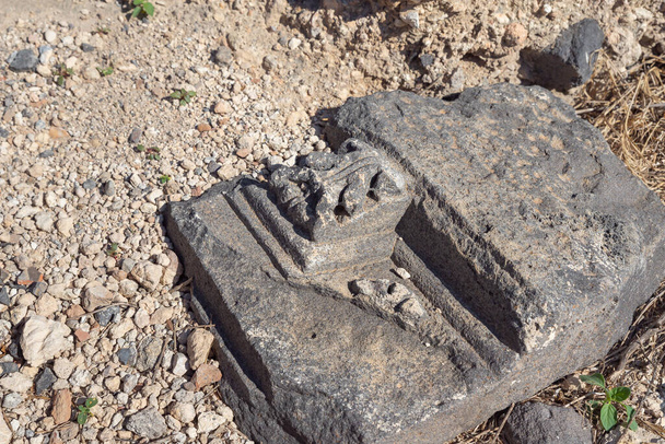 Überreste von Säulen in Ruinen der griechisch-römischen Stadt aus dem 3. Jahrhundert v. Chr. - dem 8. Jahrhundert n. Chr. Hippus - Susita auf den Golanhöhen in der Nähe des Sees Genezareth - Kineret, Israel - Foto, Bild