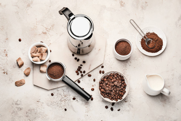 Összetétel kávébabbal és porral könnyű háttérrel - Fotó, kép