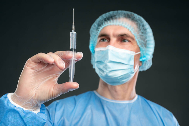 Male medic with syringe with COVID 19 vaccine - Фото, зображення