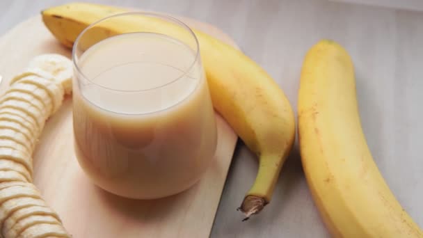 Bananensaft auf weißem Hintergrund. Frisches Obst, selektiver Fokus. für Kopierraum - Filmmaterial, Video