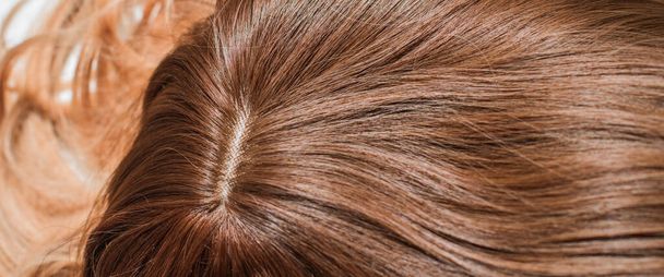 Pelucas de pelo sintético y natural. Cabello suave y rubio ombre. concepto de belleza para mujer
 - Foto, Imagen
