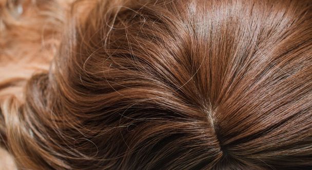 Pelucas de pelo sintético y natural. Cabello suave y rubio ombre. concepto de belleza para mujer
 - Foto, imagen