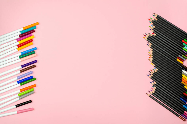 Colored pencils and felt-tip pens on a pink background. A set of pencils for drawing, creativity, hobbies, classes. Flat lay, copy space, space for tex. View from above. - Fotoğraf, Görsel