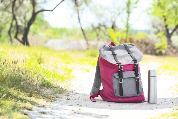 рюкзак мандрівника і пляшка термос на відкритому повітрі
 - Фото, зображення