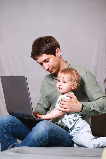 Otthonról dolgozom. Ez egy fejlesztő, aki egy laptopon dolgozik gyerekekkel karanténban egy világjárvány idején. - Fotó, kép