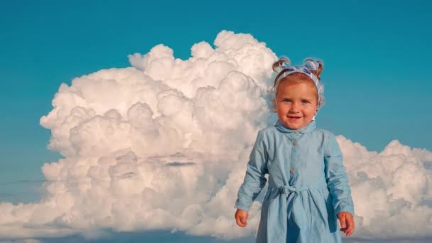 Retrato de CINEMAGRAPH, Niña en el cielo, Mirando a los niños, Sonriendo en la cámara, Vista de niños en Santorini
 - Metraje, vídeo