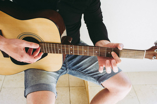 Хлопець грає на акустичній гітарі
 - Фото, зображення