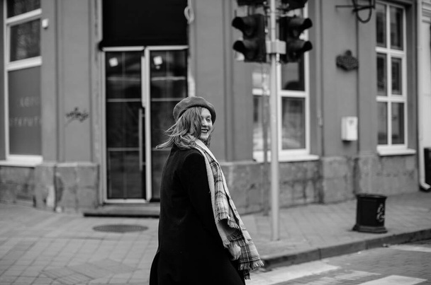 πολύχρωμο ξανθό κορίτσι σε καπέλο, παλτό και μαντήλι σε μια βόλτα στην πόλη - Φωτογραφία, εικόνα