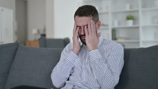 Απογοητευμένος νεαρός άνδρας αισθάνεται ανήσυχος στο σπίτι  - Πλάνα, βίντεο