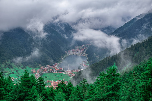 Uzungol (Long Lake): Een van de mooiste toeristische plaatsen in Turkije. Het bergdal met een forelmeer en een klein dorpje in Trabzon, Turkije. Populaire zomerbestemming voor toeristen. - Foto, afbeelding