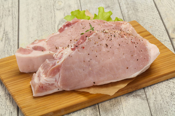 Bife cru de carne de porco pronto para grelhar - Foto, Imagem