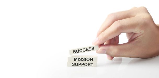 Куб зі словами успіх, компанія, підтримка, кваліфікація, місія, бізнес, в руці. особистий розвиток
 - Фото, зображення
