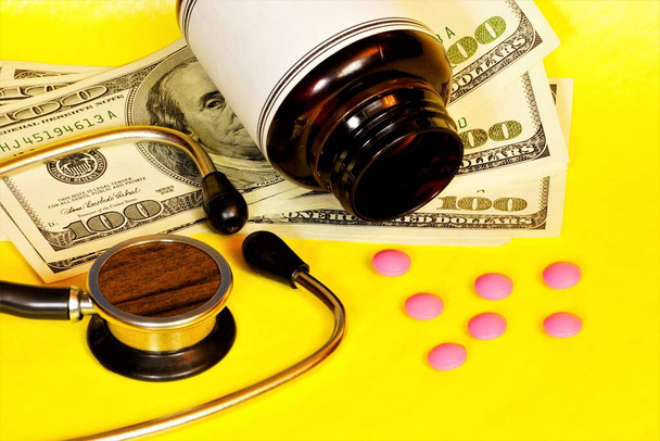 Medicamentos e dinheiro - um programa de seguro de saúde que ajuda a pagar por cuidados médicos e prevenção de doenças
. - Foto, Imagem
