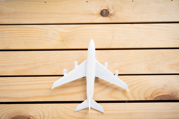 Miniaturowy samolot na powierzchni drewnianej z miejscem na tekst - Zdjęcie, obraz