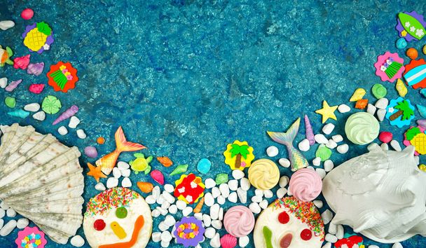 Playa flatlay tema con conchas, colas de pescado, iconos de la fiesta de verano y galletas
. - Foto, Imagen