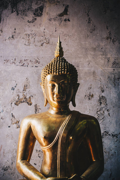 Belle statue de Bouddha doré dans le poste assis avec un fort contraste pour la conception de concept
 - Photo, image