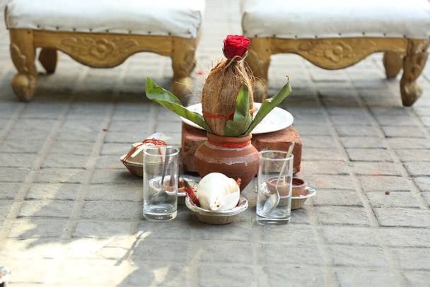 Aanbidding van kalasha ritueel van Hindoes voor het huwelijk hebben een kokosnoot geplaatst op de pot met mango bladeren - Foto, afbeelding