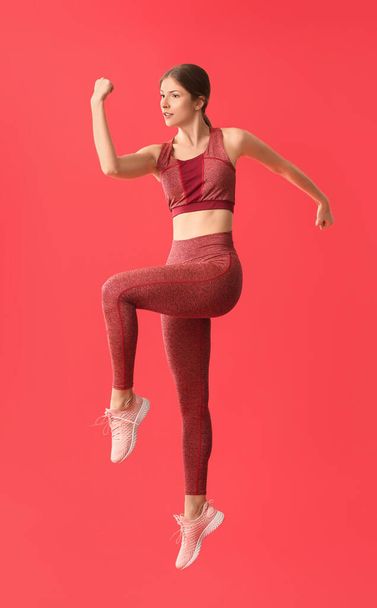 Sporty young woman training on color background - Фото, изображение
