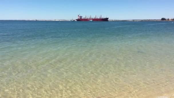 Tankowiec wchodzący do portu ALCOA w Bunbury Zachodnia Australia eksportuje ponad 2,5 mln ton rudy boksytowej wydobywanej z działalności Alcoas w regionie - Materiał filmowy, wideo