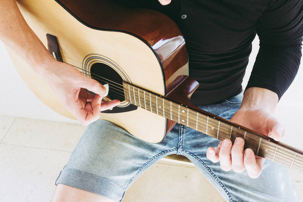 Chlápek hrající na akustickou kytaru - Fotografie, Obrázek