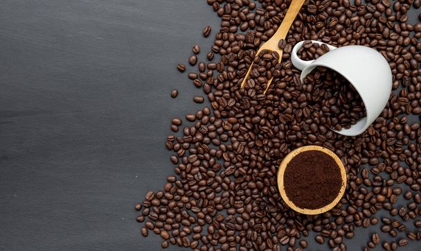 Siyah ahşap zemin üzerinde kahve çekirdeği. Üst Manzara. Metin için boşluk - Fotoğraf, Görsel