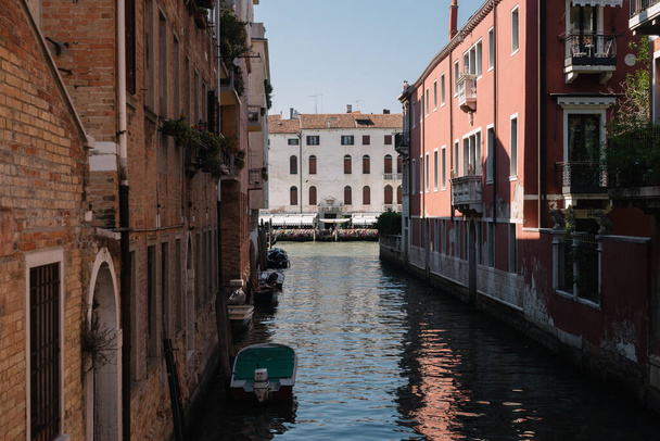 ヴェネツィア、イタリア- 2016年8月13日:ヴェネツィアの運河と建物、イタリア. - 写真・画像