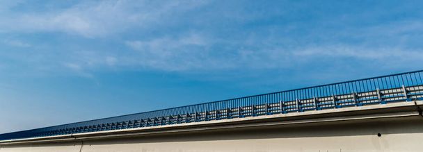 záhlaví stránky mostu proti obloze s mraky  - Fotografie, Obrázek