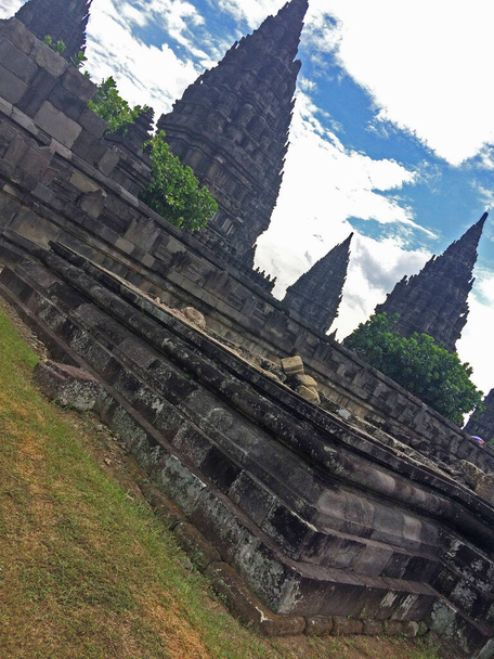 Prambanan tempel met een blauwe lucht achtergrond - Foto, afbeelding