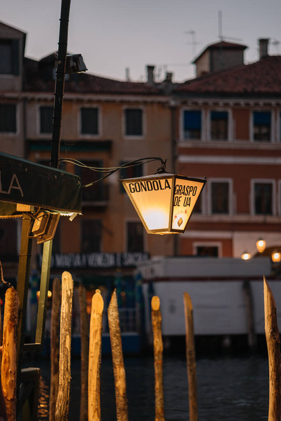 Venise, Italie - 13 août 2016 : Lanterne avec les mots "gondole" sur le remblai du Grand Canal à Venise, Italie
. - Photo, image