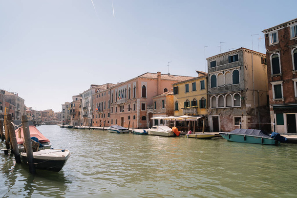 Venetië, Italië - 14 augustus 2016: Bijna lege oevers van het Canal Grande in Venetië, Italië. In de verte ziet u de Scalzi brug. - Foto, afbeelding