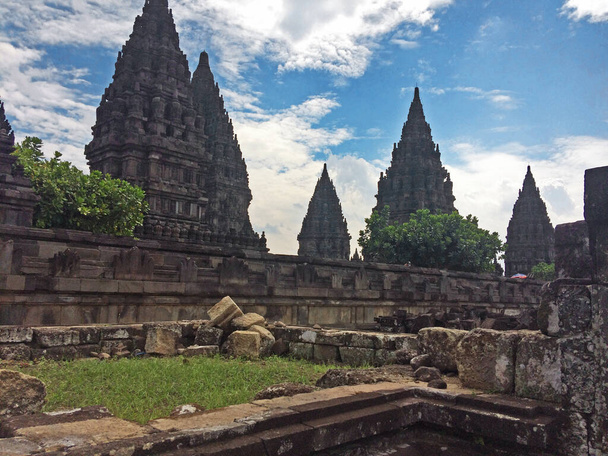 Prambanan ναός με φόντο ένα μπλε ουρανό - Φωτογραφία, εικόνα