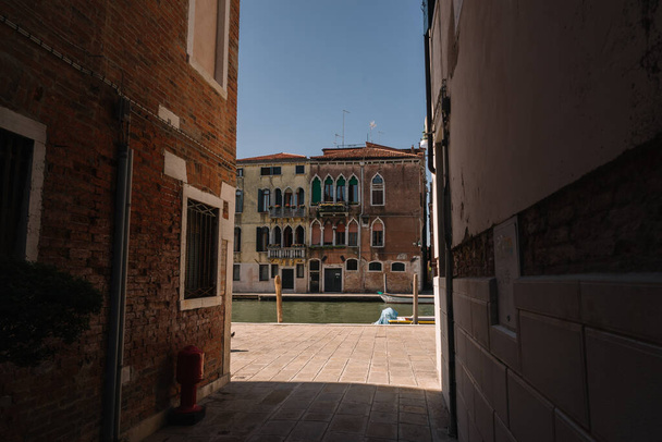 ヴェネツィア、イタリア- 2016年8月14日:イタリア、ヴェネツィアのカンナレッジョ地区の通りには人がいません. - 写真・画像