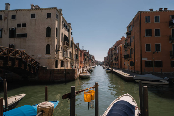 Venice, Italy - August 14, 2016: Streets along the Cannaregio canal in Venice, Italy. - Фото, зображення