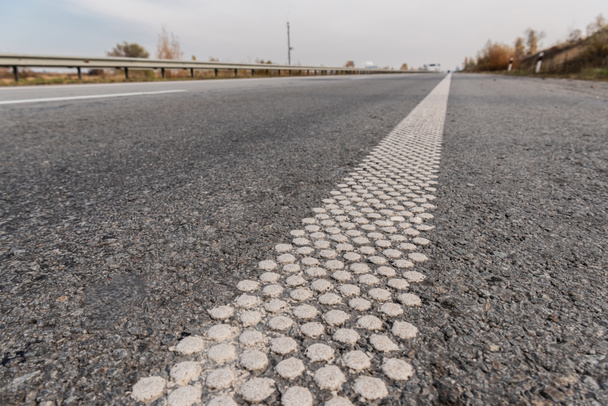 carril sobre asfalto gris en carretera vacía
  - Foto, Imagen