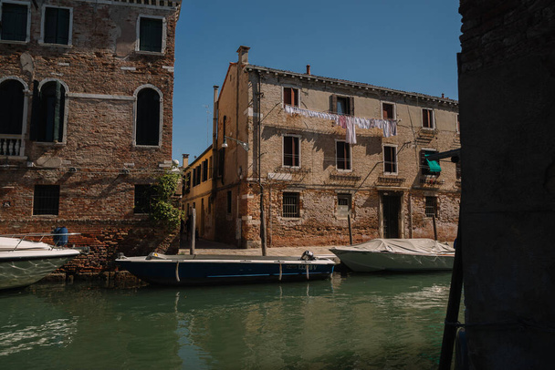 Venecia, Italia - 14 de agosto de 2016: Calle vacía del distrito de Cannaregio en Venecia, Italia
. - Foto, imagen
