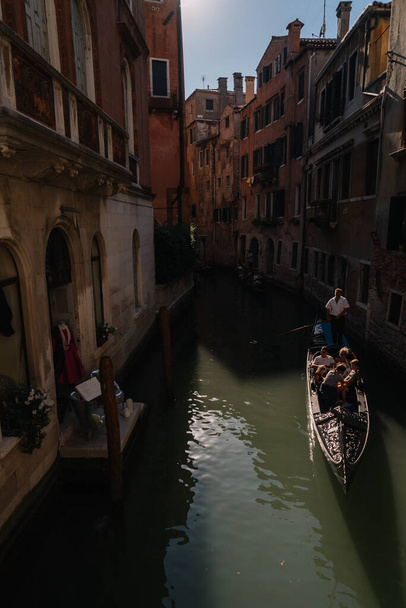 ヴェネツィア、イタリア- 2016年8月14日:ゴンドリエとヴェネツィア、イタリアの運河の観光客. - 写真・画像
