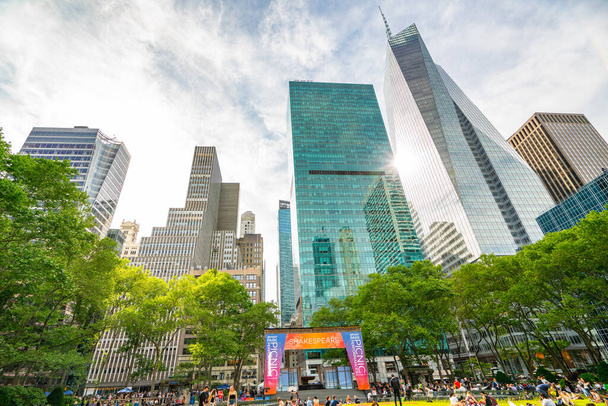 Нью-Йорк/США-24 травня, 2019 Брайант парк, також відомий як міська площа Манхеттена, Нью-Йорк. Оточений знакових хмарочоси, Брайант парк відвідують більш ніж 12 000 000 чоловік щороку. - Фото, зображення